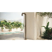 JEE-O soho 02 Gartendusche mit bronzefarbenem Duschkopf an weißer Wand neben Pool und Garten