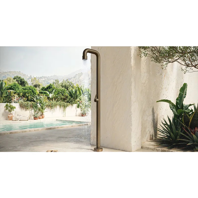 JEE-O soho 02 Gartendusche mit bronzefarbenem Duschkopf an weißer Wand neben Pool und Garten