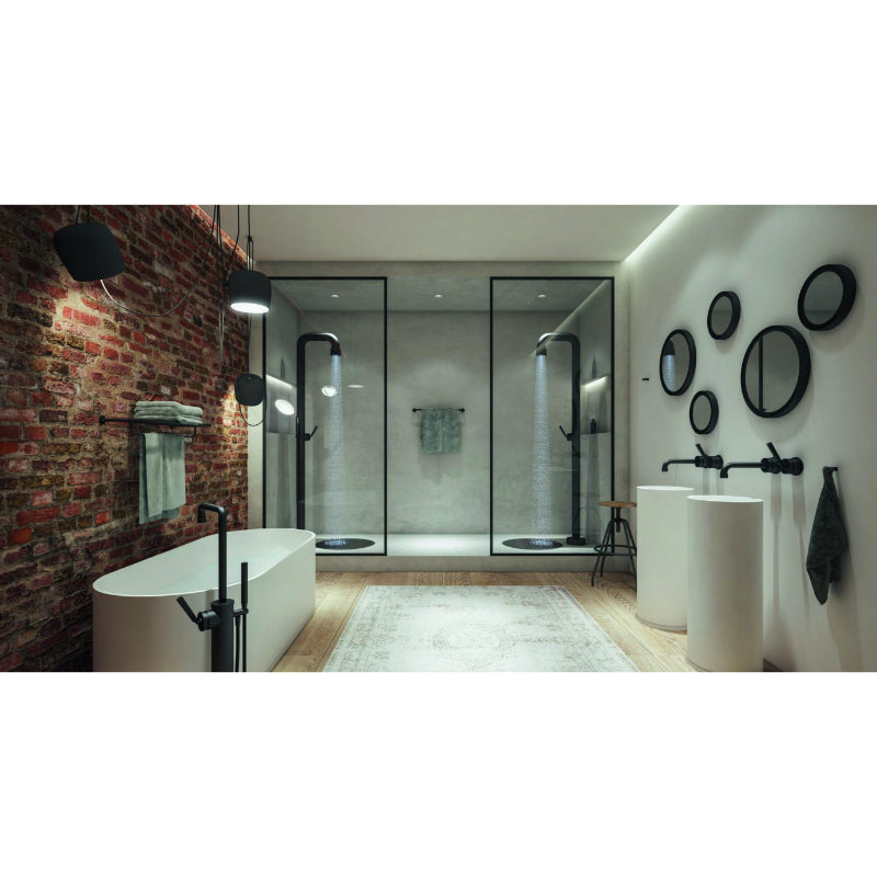 Modernes Badezimmer mit JEE-O soho 02 Gartenduschen, freistehender Badewanne, Ziegelwand und minimalistischer schwarzer Armaturenausstattung