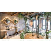 Modernes Badezimmer mit JEE-O soho 02 Gartendusche, goldenen Spiegeln, Holzelementen, üppiger Begrünung und offener Duschanlage mit schwarzer Armatur