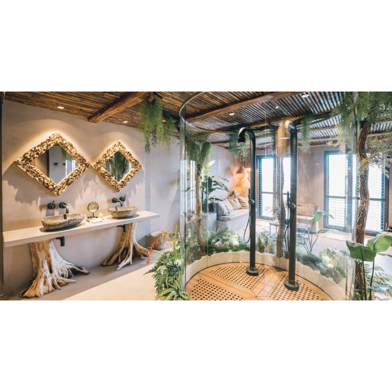 Modernes Badezimmer mit JEE-O soho 02 Gartendusche, goldenen Spiegeln, Holzelementen, üppiger Begrünung und offener Duschanlage mit schwarzer Armatur