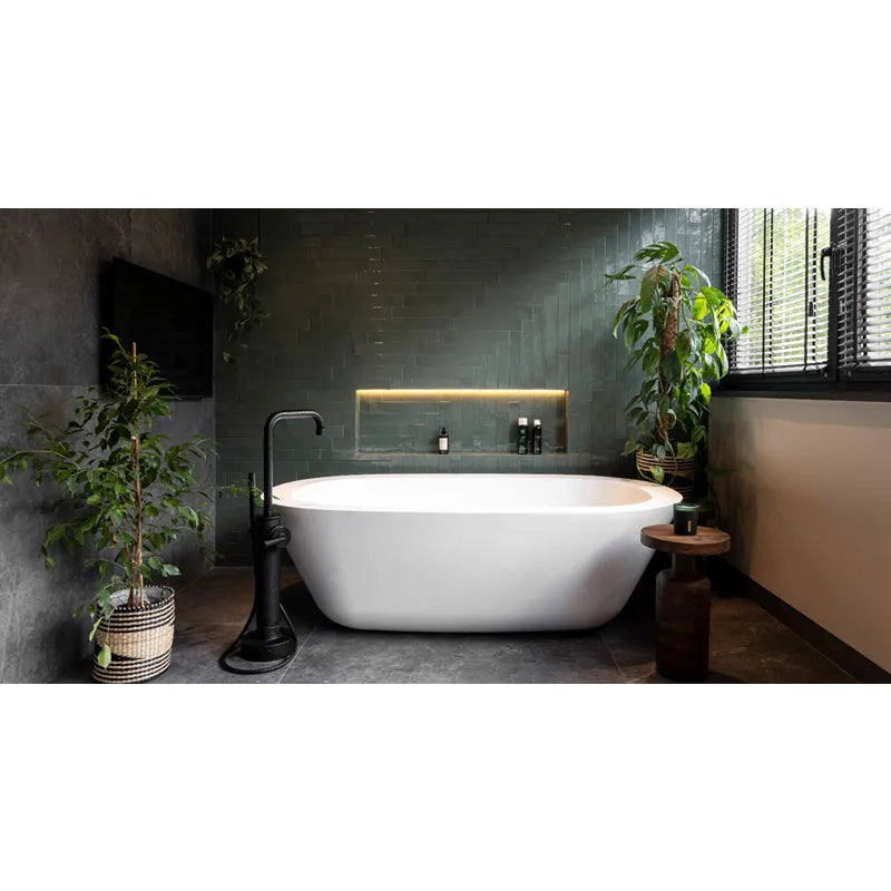 JEE-O soho Standarmatur in schwarzer Ausführung neben freistehender Badewanne in modernem Badezimmer mit Grünpflanzen