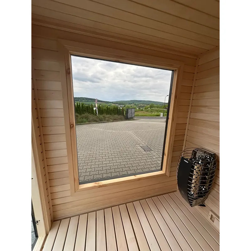 KOBA Cube Gartensauna Innenansicht mit Panoramafenster, Holzinterieur und Saunaofen