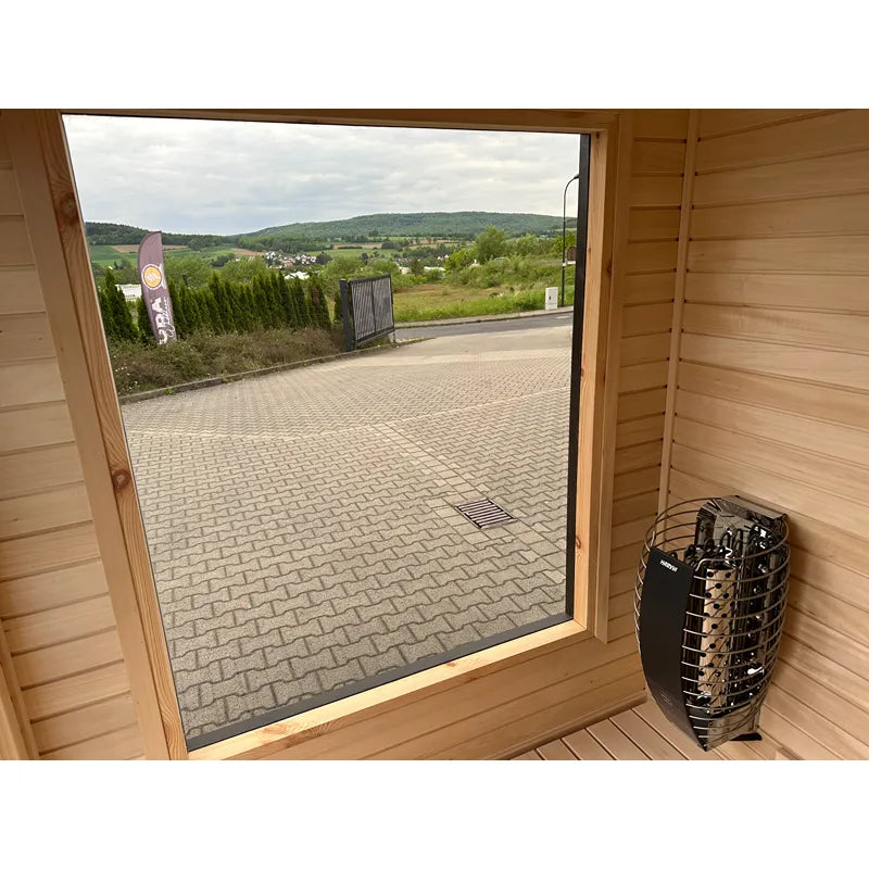 KOBA Cube Gartensauna - Moderne quadratische Form mit Holzverkleidung, Blick aus offener Tür auf Gartenterrasse