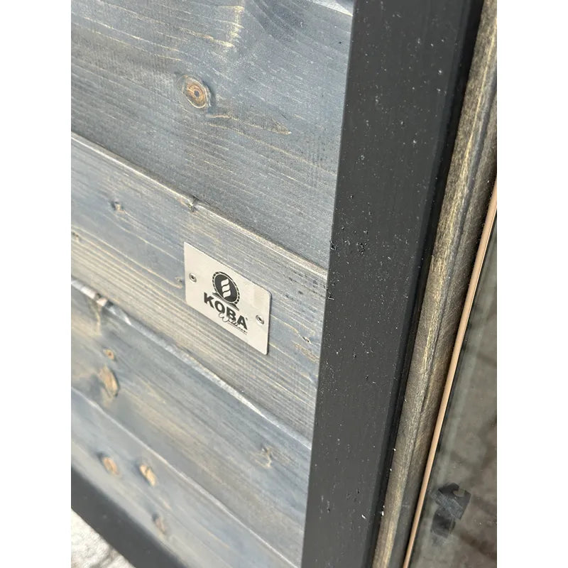 KOBA Cube Gartensauna - Moderne quadratische Form mit Herstellerplakette auf dunkler Holzwand