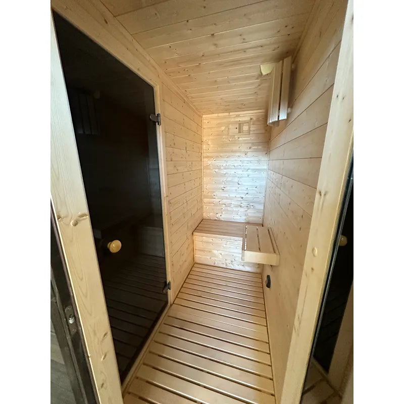 KOBA Cube Gartensauna - Moderne quadratische Form Innenraum mit Holzbänken und Holzverkleidung