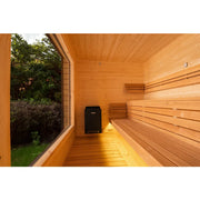 KOBA Cube Gartensauna Innenraum mit Holzbänken, Saunaofen und Fenster zum Garten