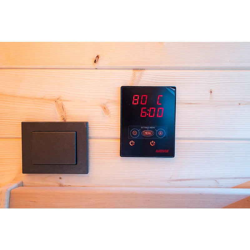 KOBA Cube Gartensauna Steuerung mit digitaler Temperaturanzeige und Harvia-Kontrollpanel an Holzwand