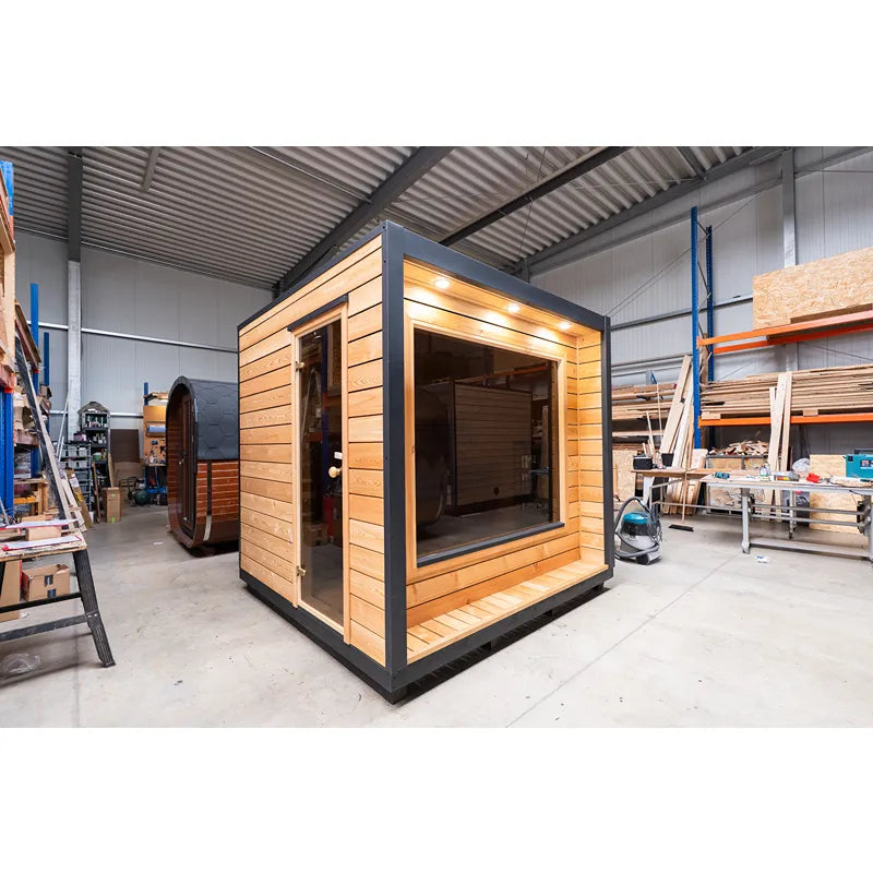 KOBA Cube Gartensauna - Moderne quadratische Form mit Holzverkleidung und großem Fenster in Produktionshalle