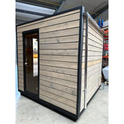 KOBA Cube Gartensauna - Moderne quadratische Form mit Holzverkleidung und schwarzem Rahmen in Werkstatt