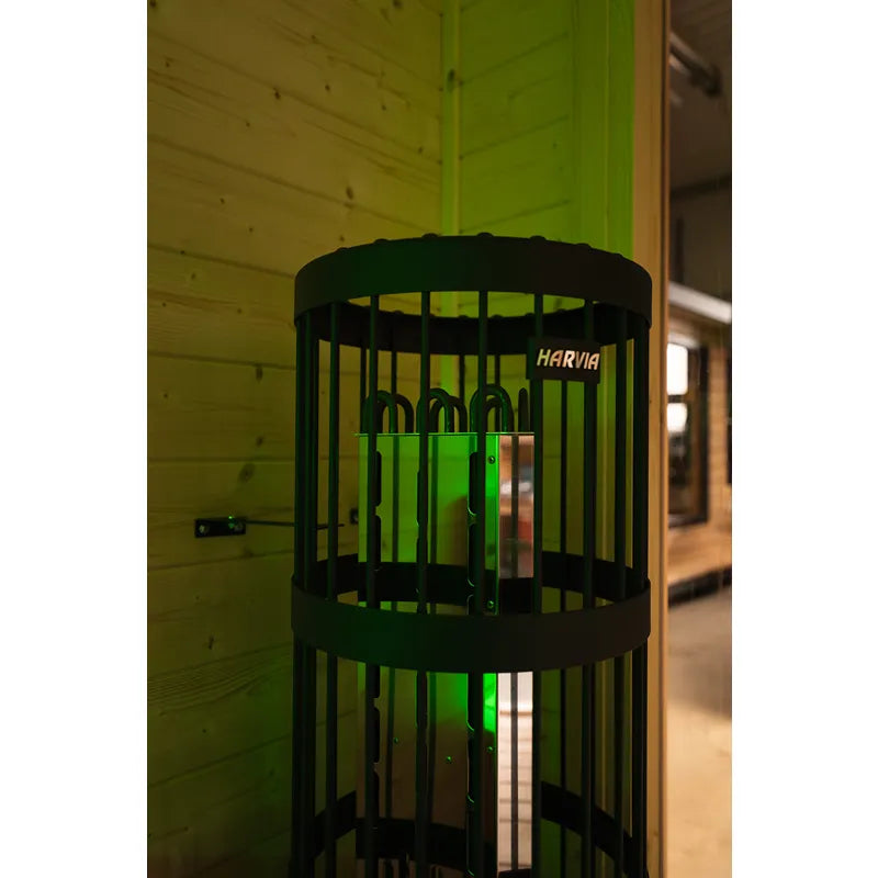KOBA Cube Gartensauna - Moderne quadratische Form mit schwarzem Rahmen und grüner Holzverkleidung in Showroom