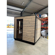 KOBA Cube Gartensauna - Moderne quadratische Form mit Holzverkleidung und schwarzem Rahmen in Werkstatt