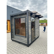 KOBA Cube Gartensauna - Moderne quadratische Form mit großem Fenster und Holzverkleidung im Außenbereich