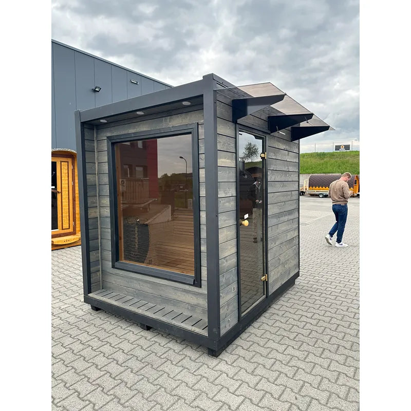 KOBA Cube Gartensauna - Moderne quadratische Form mit großem Fenster und Holzverkleidung im Außenbereich