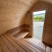 KOBA Iglu Gartensauna Innenraum mit Holzbänken und gewölbter Iglu-Form, Blick auf Garten