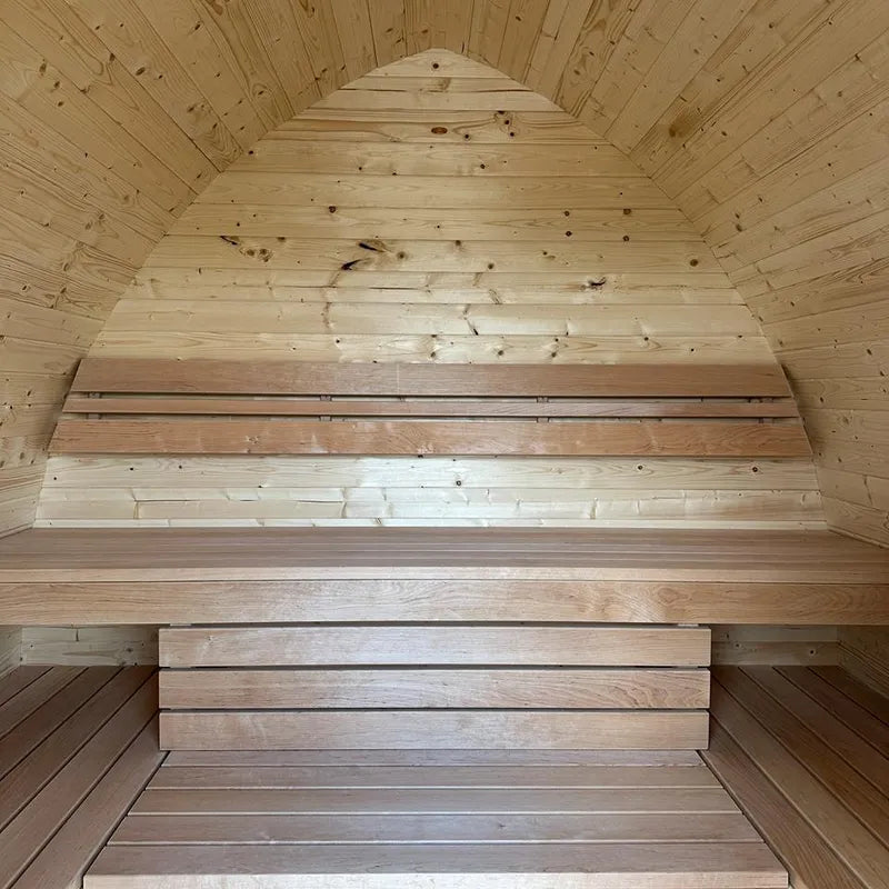 KOBA Iglu Gartensauna Innenraum mit Holzbänken und charakteristischer gewölbter Decke