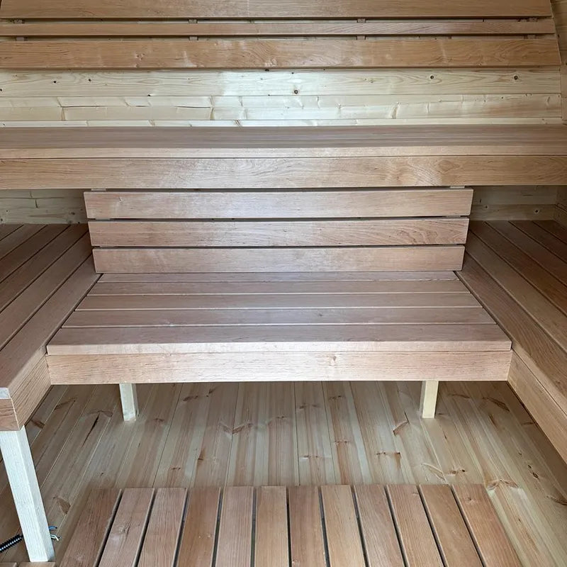 KOBA Iglu Gartensauna Innenraum mit Holzbänken und gewölbter Decke