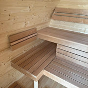 KOBA Iglu Gartensauna Innenraum mit Holzbänken in verschiedenen Höhen, gewölbte Holzdecke