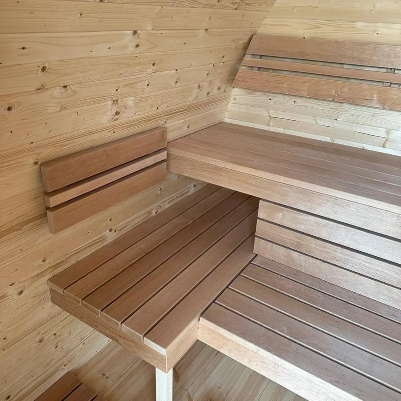 KOBA Iglu Gartensauna Innenraum mit Holzbänken in verschiedenen Höhen, gewölbte Holzdecke