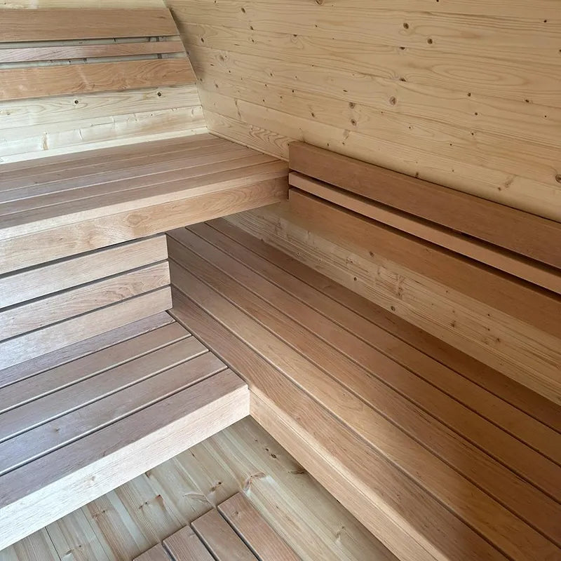 KOBA Iglu Gartensauna Innenraum mit gestuften Holzbänken aus Fichtenholz und gewölbter Decke