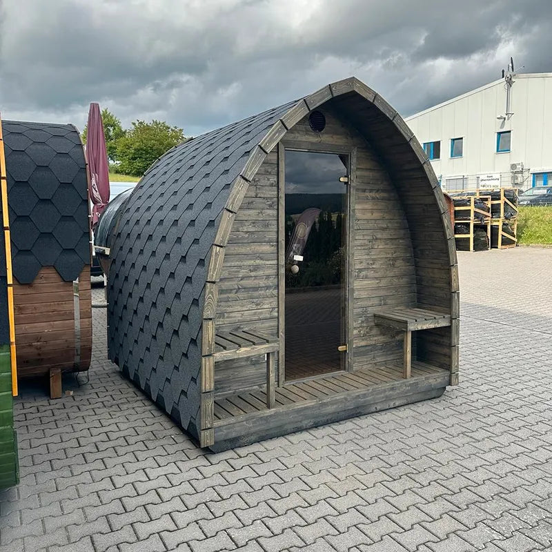 KOBA Iglu Gartensauna mit charakteristischer Iglu-Form und dunklem Schindeldach im Garten aufgestellt