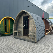 KOBA Iglu Gartensauna mit charakteristischer Iglu-Form, Holzverkleidung und Vordach in Ausstellungsumgebung