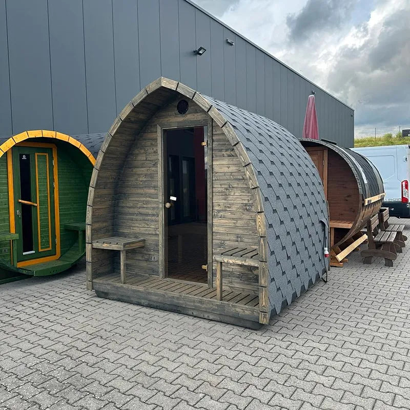 KOBA Iglu Gartensauna mit charakteristischer Iglu-Form, Holzkonstruktion mit Schindeldach und Eingangsbereich