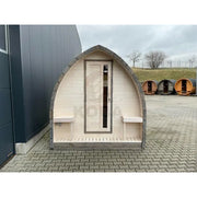 KOBA Iglu Gartensauna mit charakteristischer Iglu-Form, beige Holzfassade, offene Tür, auf Pflasterfläche mit weiteren Saunen im Hintergrund