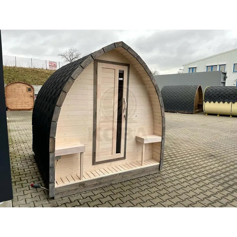 KOBA Iglu Gartensauna mit charakteristischer Iglu-Form, Holzverkleidung und schwarzem Dach auf Ausstellungsfläche