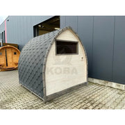 KOBA Iglu Gartensauna mit charakteristischer Iglu-Form, grauem Dach und weißer Holzfassade im Ausstellungsbereich