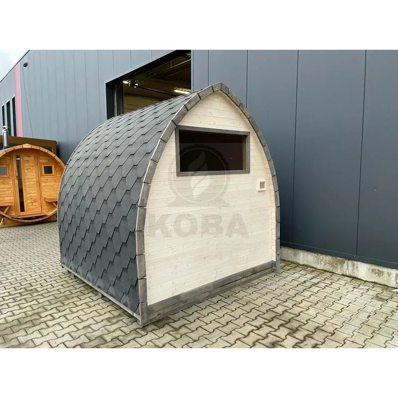 KOBA Iglu Gartensauna mit charakteristischer Iglu-Form, grauem Dach und weißer Holzfassade im Ausstellungsbereich