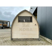 KOBA Iglu Gartensauna mit charakteristischer Iglu-Form aus hellem Holz, Außenansicht auf gepflastertem Untergrund