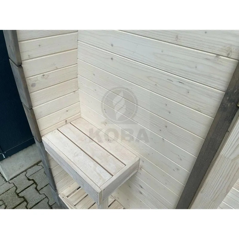 KOBA Iglu Gartensauna Innenansicht mit Holzbänken und heller Holzverkleidung