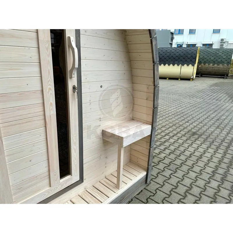 KOBA Iglu Gartensauna mit charakteristischer Iglu-Form, Innenansicht mit Holzbank und offener Tür