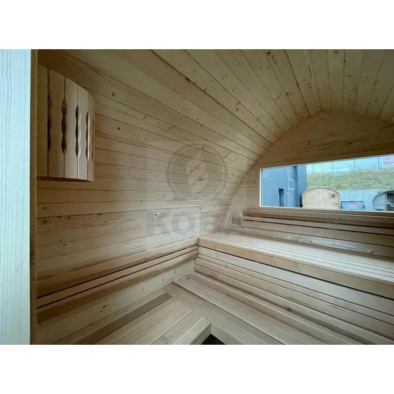 KOBA Iglu Gartensauna Innenraum mit charakteristischer Iglu-Form, Holzbänke und großem Fenster