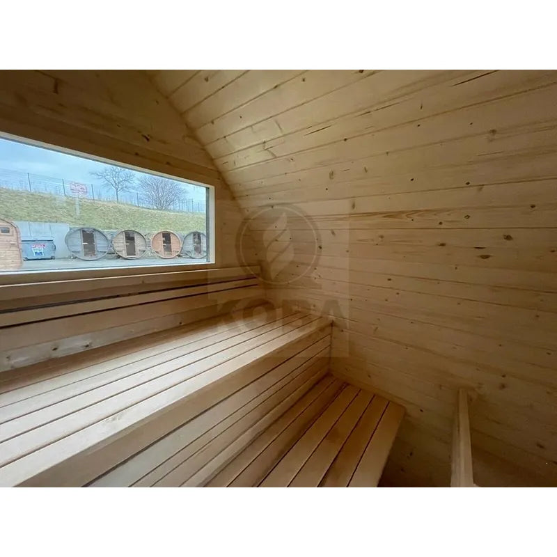 KOBA Iglu Gartensauna Innenraum mit Holzbänken und großem Fenster