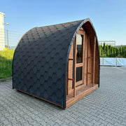 KOBA Iglu Gartensauna mit charakteristischer Iglu-Form, schwarzes Schindeldach und Holzfront in Garten