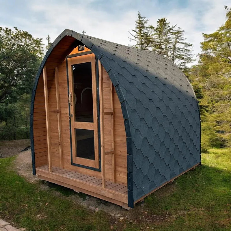 KOBA Iglu Gartensauna mit charakteristischer Iglu-Form, Holzverkleidung und schwarzem Dach im Garten