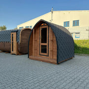 KOBA Iglu Gartensauna mit charakteristischer Iglu-Form, Holzverkleidung und dunklem Dach im Garten