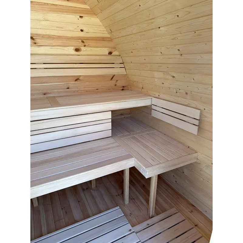 KOBA Iglu Gartensauna Innenraum mit L-förmigen Holzbänken und gewölbter Holzdecke