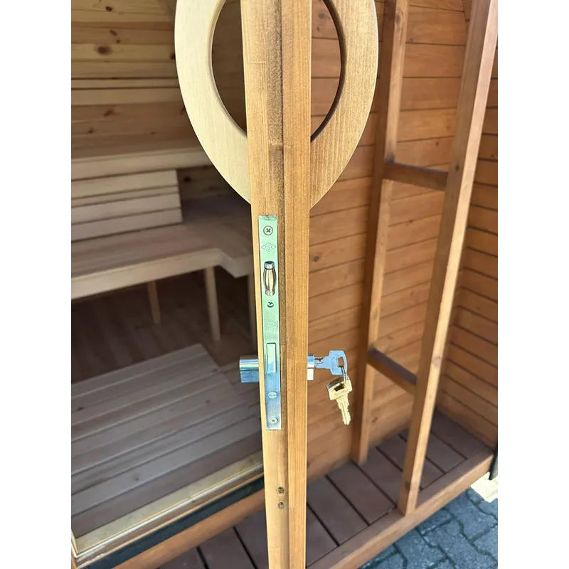 KOBA Iglu Gartensauna Detail: Holztür mit rundem Fenster und Schlossmechanismus