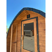 KOBA Iglu Gartensauna mit charakteristischer Iglu-Form, Holzverkleidung und schwarzem Dach im Garten