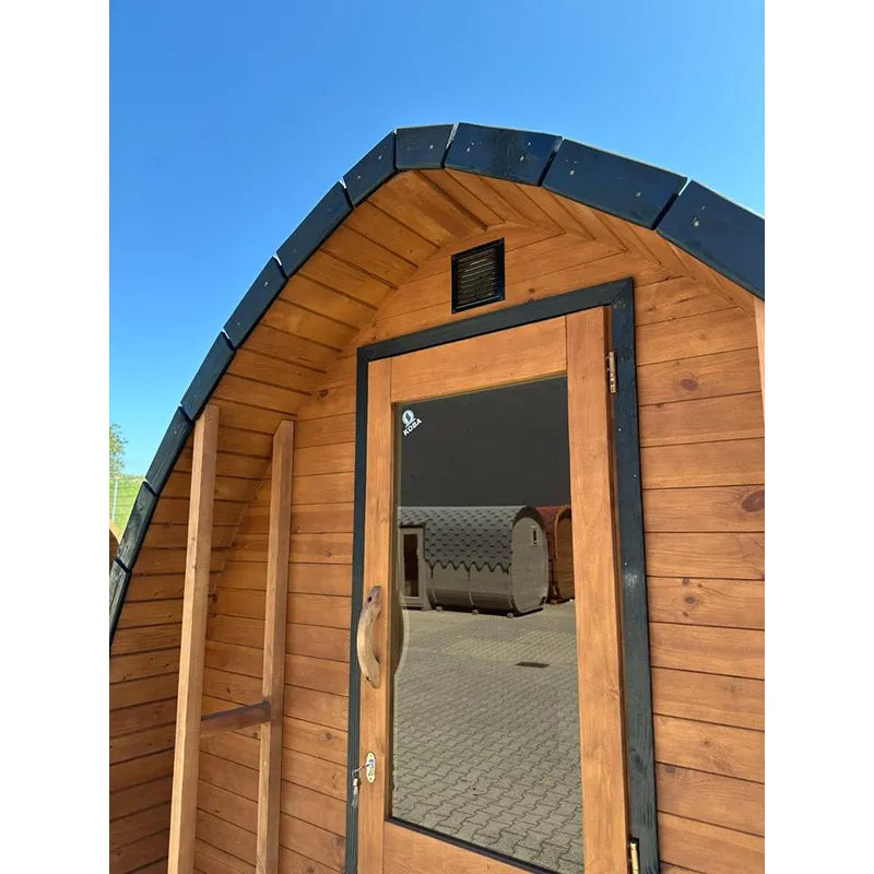 KOBA Iglu Gartensauna mit charakteristischer Iglu-Form, Holzverkleidung und schwarzem Dach im Garten