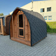 KOBA Iglu Gartensauna mit charakteristischer Iglu-Form, Holzkonstruktion und schwarzem Dach im Außenbereich