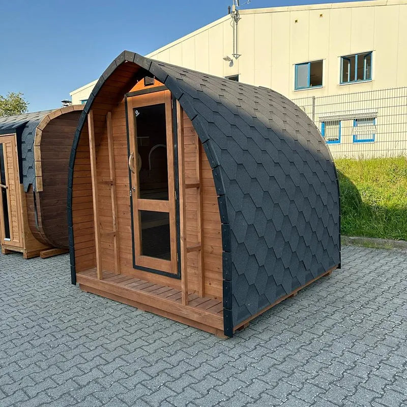KOBA Iglu Gartensauna mit charakteristischer Iglu-Form, Holzkonstruktion und schwarzem Dach im Außenbereich