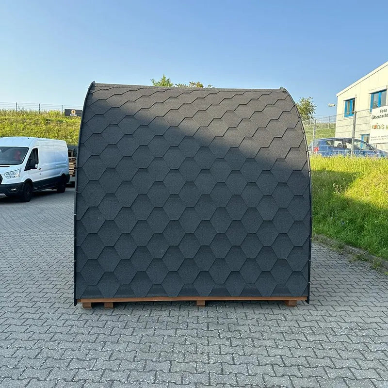KOBA Iglu Gartensauna mit charakteristischer Iglu-Form und Schindeldach auf Pflasterfläche