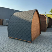 KOBA Iglu Gartensauna mit charakteristischer Iglu-Form und Schindeldach in grau, aufgestellt auf Pflastersteinen