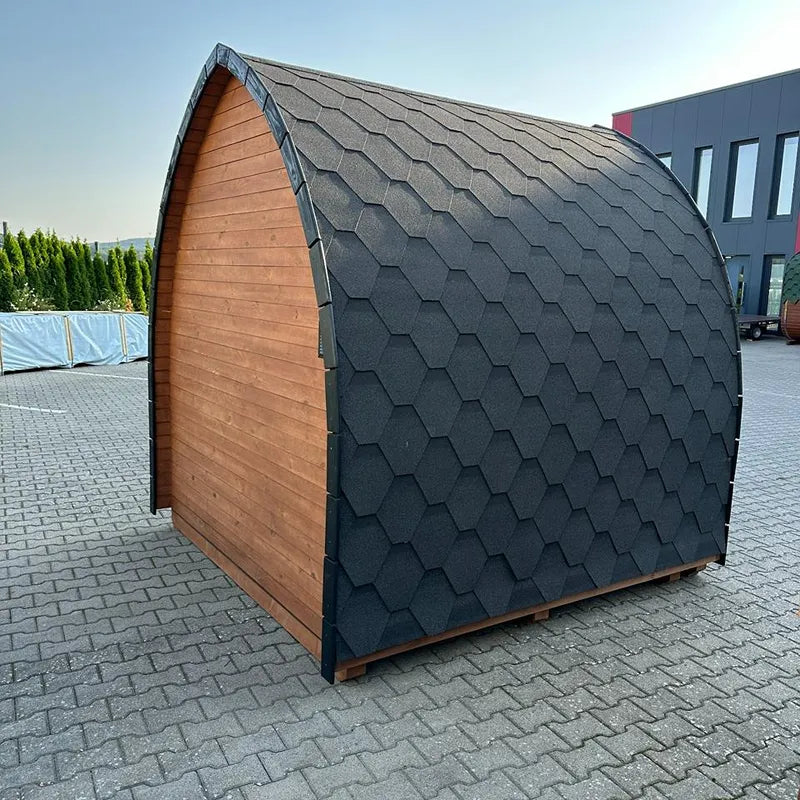 KOBA Iglu Gartensauna mit charakteristischer Iglu-Form, Holzverkleidung und grauer Dachschindeln-Beschichtung auf Ausstellungsfläche