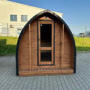 KOBA Iglu Gartensauna mit charakteristischer Iglu-Form, Holzverkleidung und schwarzem Dach im Garten