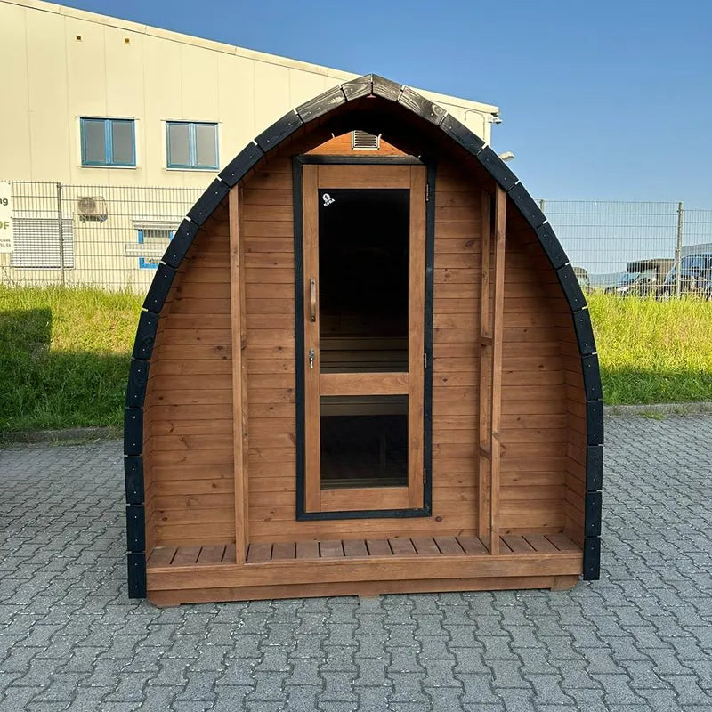 KOBA Iglu Gartensauna mit charakteristischer Iglu-Form, Holzverkleidung und schwarzem Dach im Garten